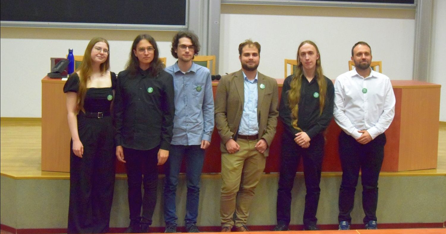 Zespół DefiDron, laureaci III edycji Międzywydziałowego Konkursu Projektów Zespołowych Grupa osób pozujących do zdjęcia