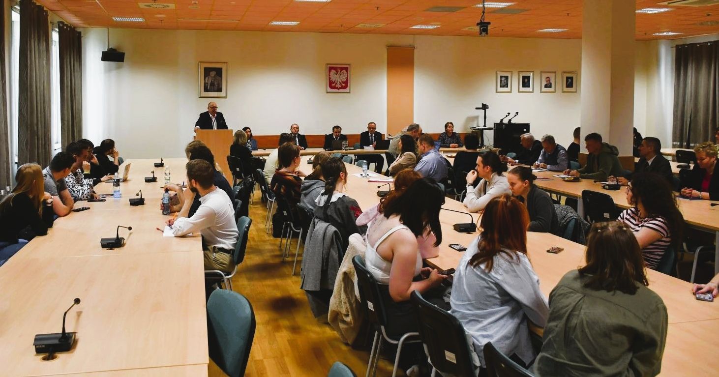 Wydarzenie zorganizowano na Wydziale Nauk Historycznych. Odbyło się w dniach 20-21 maja W sali konferencyjnych przy długich stołach siedzą osoby. Jest ich około trzydziestu. Słuchają mężczyzny, który stoi przy mównicy