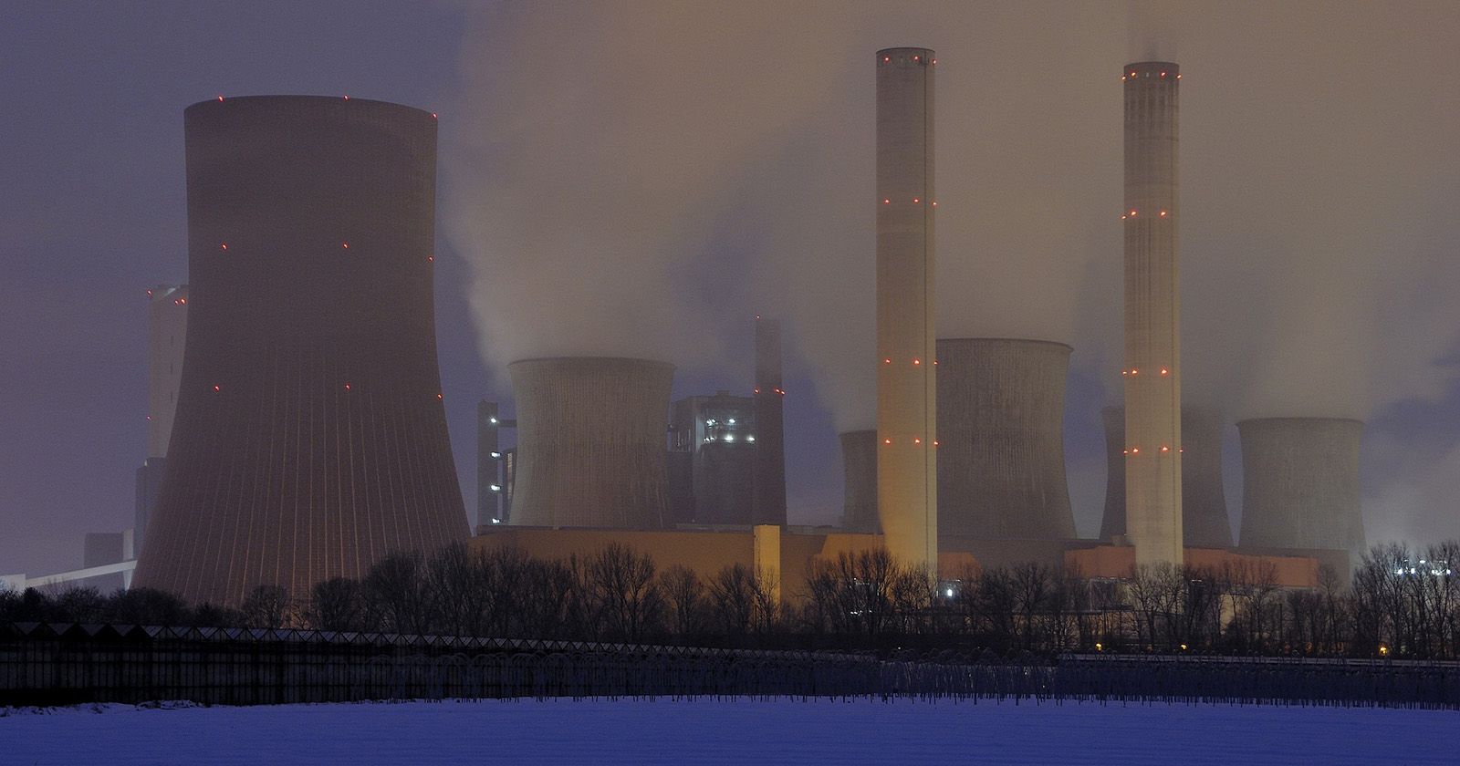  Elektrownia atomowa, kominy z wydobywającym się z nich dymem