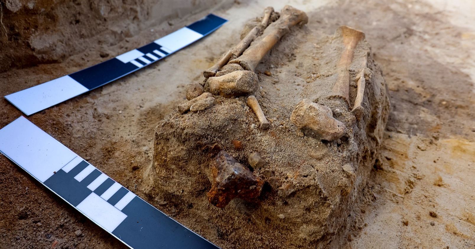 Podczas tegorocznych badań naukowcy dotarli do nietypowego pochówku. Szczątki dziecka złożone zostały twarzą w dół, a części szkieletu, która się zachowała, towarzyszyła trójkątna kłódka, taka jak u "wampirki" 