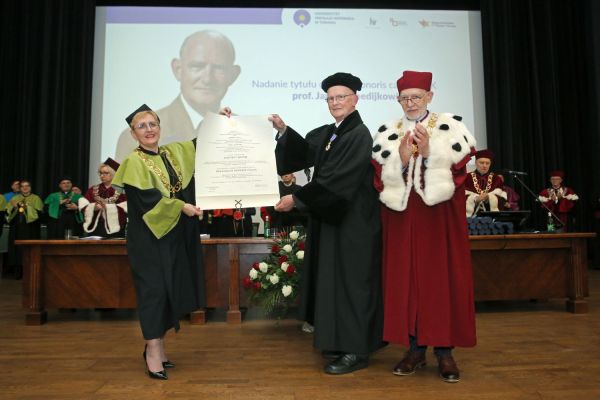 Prof. Jan Reedijk doktorem honoris causa UMK (20.02.2023, Aula UMK) [fot. Andrzej Romański] Kliknij, aby powiększyć zdjęcie