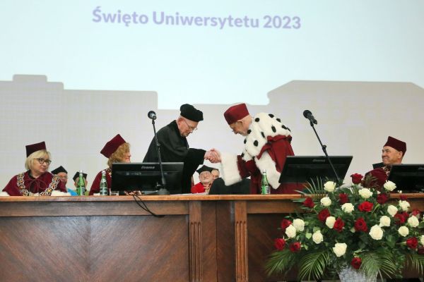 Święto Uniwersytetu 2023 (Aula UMK, 20.02.2023) [fot. Andrzej Romański, Jacek Smarz] Kliknij, aby powiększyć zdjęcie