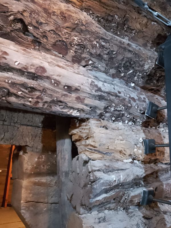 Fragment zewnętrznej ściany najstarszej zachowanej drewnianej budowli świata z widocznymi pozostałościami kamieni [nadesłane] Kliknij, aby powiększyć zdjęcie