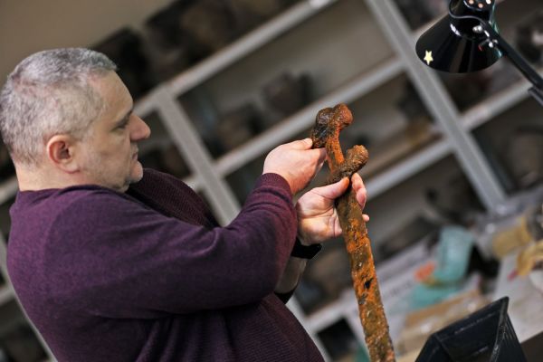 Archeolodzy z Uniwersytetu Mikołaja Kopernika w Toruniu badają i konserwują miecz z X w. znaleziony w czasie pogłębiania Wisły we Włocławku Kliknij, aby powiększyć zdjęcie