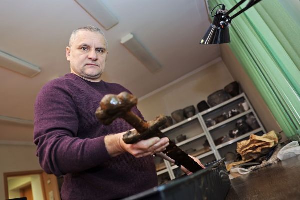 Archeolodzy z Uniwersytetu Mikołaja Kopernika w Toruniu badają i konserwują miecz z X w. znaleziony w czasie pogłębiania Wisły we Włocławku Kliknij, aby powiększyć zdjęcie