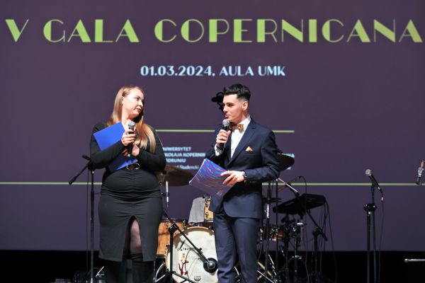 Gala Copernicana 2024 (Aula UMK, 1.03.2024) [fot. Andrzej Romański] Kliknij, aby powiększyć zdjęcie
