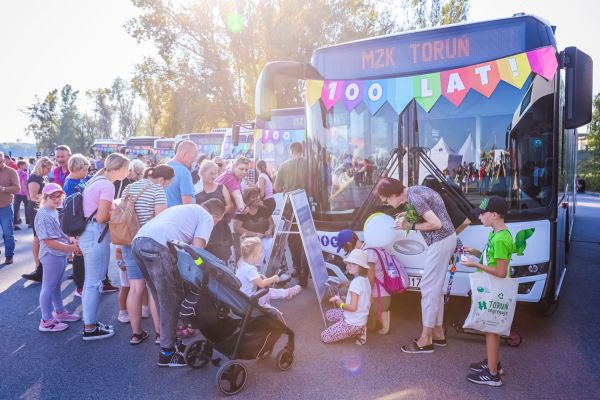 Autobus UMK na 100-lecie autobusów w Toruniu (Błonia nadwiślańskie, 21.09.2024) [fot. Andrzej Romański] Kliknij, aby powiększyć zdjęcie