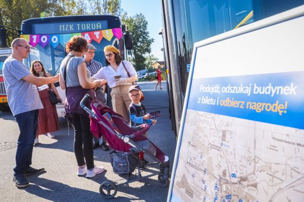 Autobus UMK na 100-lecie autobusów w Toruniu (Błonia nadwiślańskie, 21.09.2024) [fot. Andrzej Romański] Kliknij, aby powiększyć zdjęcie