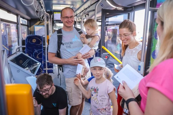 Autobus UMK na 100-lecie autobusów w Toruniu (Błonia nadwiślańskie, 21.09.2024) [fot. Andrzej Romański] Kliknij, aby powiększyć zdjęcie