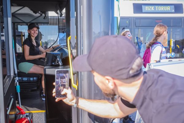 Autobus UMK na 100-lecie autobusów w Toruniu (Błonia nadwiślańskie, 21.09.2024) [fot. Andrzej Romański] Kliknij, aby powiększyć zdjęcie