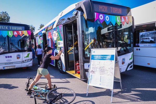 Autobus UMK na 100-lecie autobusów w Toruniu (Błonia nadwiślańskie, 21.09.2024) [fot. Andrzej Romański] Kliknij, aby powiększyć zdjęcie