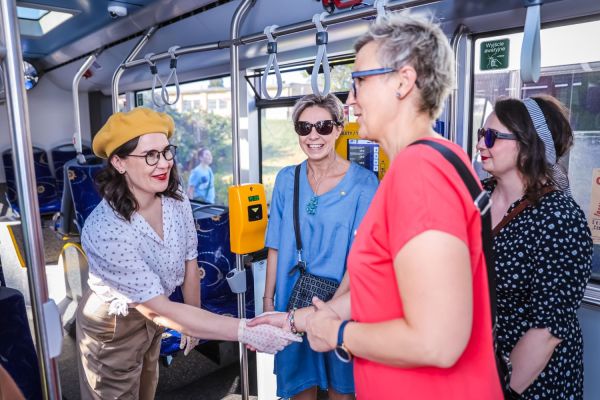 Autobus UMK na 100-lecie autobusów w Toruniu (Błonia nadwiślańskie, 21.09.2024) [fot. Andrzej Romański] Kliknij, aby powiększyć zdjęcie