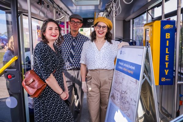 Autobus UMK na 100-lecie autobusów w Toruniu (Błonia nadwiślańskie, 21.09.2024) [fot. Andrzej Romański] Kliknij, aby powiększyć zdjęcie