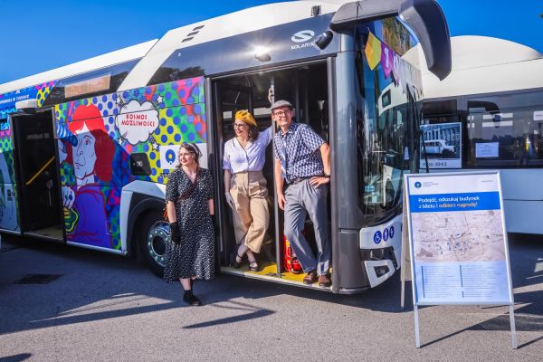 Autobus UMK na 100-lecie autobusów w Toruniu (Błonia nadwiślańskie, 21.09.2024) [fot. Andrzej Romański] Kliknij, aby powiększyć zdjęcie