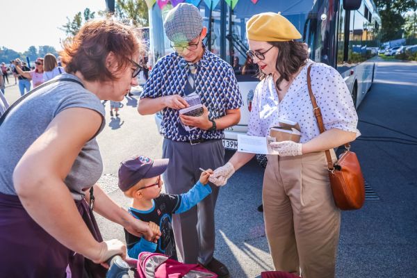 Autobus UMK na 100-lecie autobusów w Toruniu (Błonia nadwiślańskie, 21.09.2024) [fot. Andrzej Romański] Kliknij, aby powiększyć zdjęcie