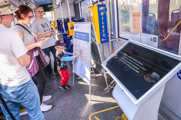 Autobus UMK na 100-lecie autobusów w Toruniu (Błonia nadwiślańskie, 21.09.2024) [fot. Andrzej Romański] Kliknij, aby powiększyć zdjęcie