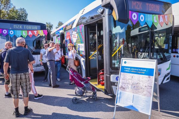 Autobus UMK na 100-lecie autobusów w Toruniu (Błonia nadwiślańskie, 21.09.2024) [fot. Andrzej Romański] Kliknij, aby powiększyć zdjęcie