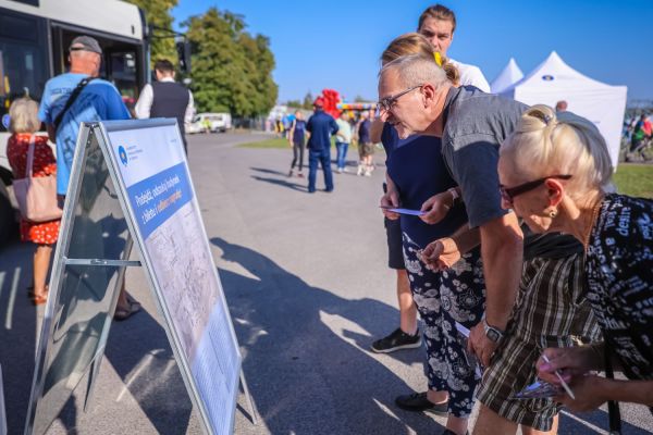 Autobus UMK na 100-lecie autobusów w Toruniu (Błonia nadwiślańskie, 21.09.2024) [fot. Andrzej Romański] Kliknij, aby powiększyć zdjęcie