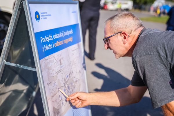 Autobus UMK na 100-lecie autobusów w Toruniu (Błonia nadwiślańskie, 21.09.2024) [fot. Andrzej Romański] Kliknij, aby powiększyć zdjęcie