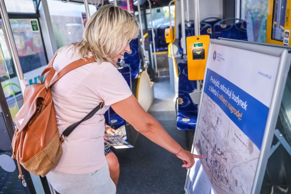 Autobus UMK na 100-lecie autobusów w Toruniu (Błonia nadwiślańskie, 21.09.2024) [fot. Andrzej Romański] Kliknij, aby powiększyć zdjęcie