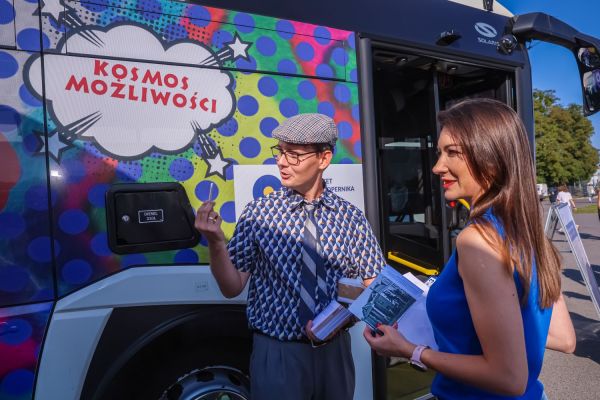 Autobus UMK na 100-lecie autobusów w Toruniu (Błonia nadwiślańskie, 21.09.2024) [fot. Andrzej Romański] Kliknij, aby powiększyć zdjęcie