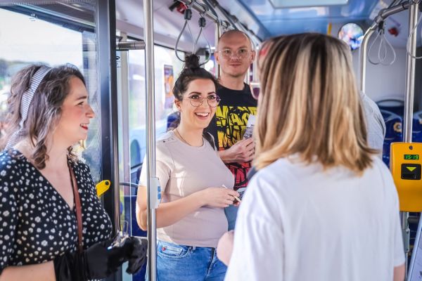 Autobus UMK na 100-lecie autobusów w Toruniu (Błonia nadwiślańskie, 21.09.2024) [fot. Andrzej Romański] Kliknij, aby powiększyć zdjęcie