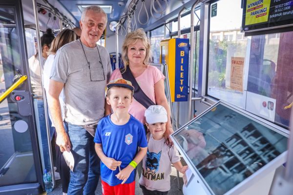 Autobus UMK na 100-lecie autobusów w Toruniu (Błonia nadwiślańskie, 21.09.2024) [fot. Andrzej Romański] Kliknij, aby powiększyć zdjęcie