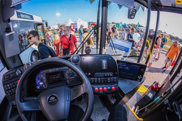 Autobus UMK na 100-lecie autobusów w Toruniu (Błonia nadwiślańskie, 21.09.2024) [fot. Andrzej Romański] Kliknij, aby powiększyć zdjęcie