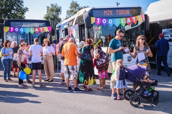 Autobus UMK na 100-lecie autobusów w Toruniu (Błonia nadwiślańskie, 21.09.2024) [fot. Andrzej Romański] Kliknij, aby powiększyć zdjęcie