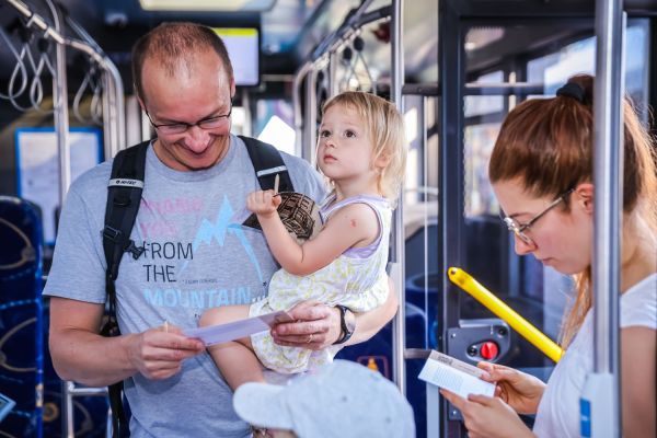 Autobus UMK na 100-lecie autobusów w Toruniu (Błonia nadwiślańskie, 21.09.2024) [fot. Andrzej Romański] Kliknij, aby powiększyć zdjęcie