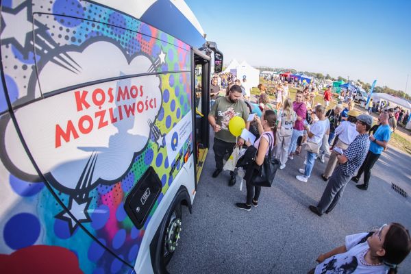 Autobus UMK na 100-lecie autobusów w Toruniu (Błonia nadwiślańskie, 21.09.2024) [fot. Andrzej Romański] Kliknij, aby powiększyć zdjęcie