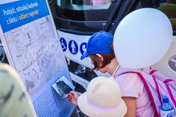 Autobus UMK na 100-lecie autobusów w Toruniu (Błonia nadwiślańskie, 21.09.2024) [fot. Andrzej Romański] Kliknij, aby powiększyć zdjęcie