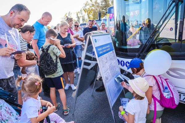 Autobus UMK na 100-lecie autobusów w Toruniu (Błonia nadwiślańskie, 21.09.2024) [fot. Andrzej Romański] Kliknij, aby powiększyć zdjęcie