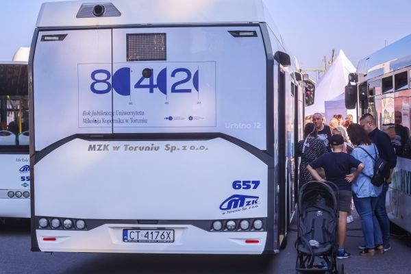 Autobus UMK na 100-lecie autobusów w Toruniu (Błonia nadwiślańskie, 21.09.2024) [fot. Andrzej Romański] Kliknij, aby powiększyć zdjęcie