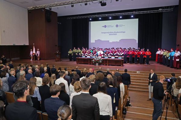 Inauguracja roku akademickiego 2024/2025 (1.10.2024) [fot. Andrzej Romański] Kliknij, aby powiększyć zdjęcie