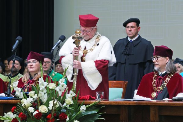 Inauguracja roku akademickiego 2024/2025 (1.10.2024) [fot. Andrzej Romański] Kliknij, aby powiększyć zdjęcie