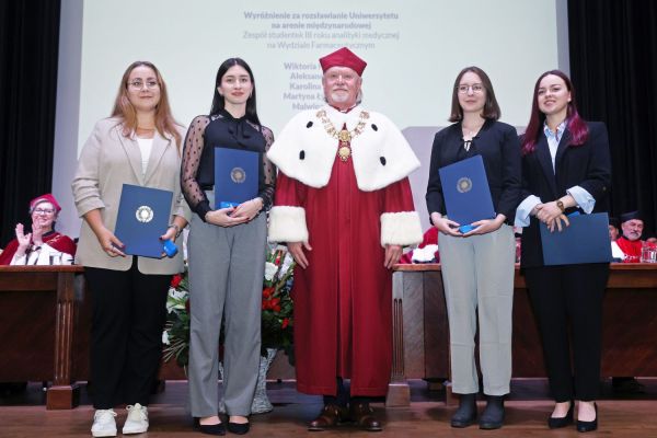 Inauguracja roku akademickiego 2024/2025 (1.10.2024) [fot. Andrzej Romański] Kliknij, aby powiększyć zdjęcie