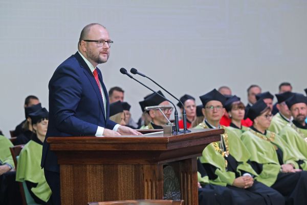 Inauguracja roku akademickiego 2024/2025 (1.10.2024) [fot. Andrzej Romański] Kliknij, aby powiększyć zdjęcie