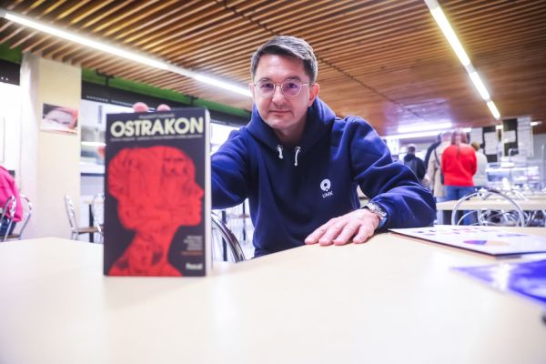 Spotkanie z Krzysztofem Czyżewskim i książką "Ostrakon" (Biblioteka Uniwersytecka, 17.10.2024) [fot. Andrzej Romański] Kliknij, aby powiększyć zdjęcie