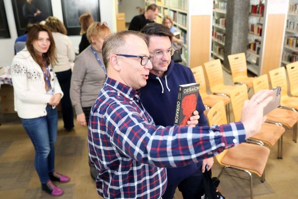 Spotkanie z Krzysztofem Czyżewskim i książką "Ostrakon" (Biblioteka Uniwersytecka, 17.10.2024) [fot. Andrzej Romański] Kliknij, aby powiększyć zdjęcie