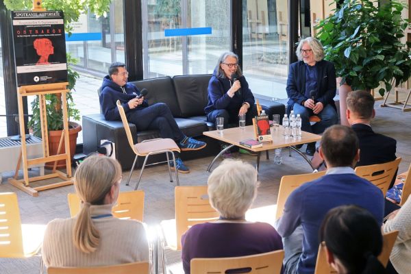 Spotkanie z Krzysztofem Czyżewskim i książką "Ostrakon" (Biblioteka Uniwersytecka, 17.10.2024) [fot. Andrzej Romański] Kliknij, aby powiększyć zdjęcie