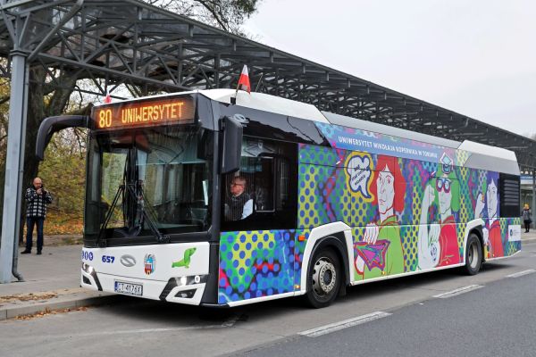 Otwarcie linii autobusowej nr 80 i przejazd władz UMK i Torunia (12.11.2024) [fot. Andrzej Romański] Kliknij, aby powiększyć zdjęcie