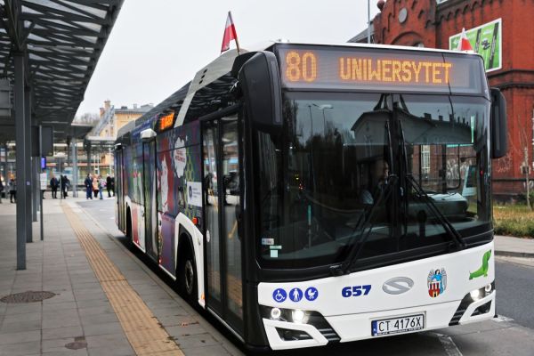 Otwarcie linii autobusowej nr 80 i przejazd władz UMK i Torunia (12.11.2024) [fot. Andrzej Romański] Kliknij, aby powiększyć zdjęcie