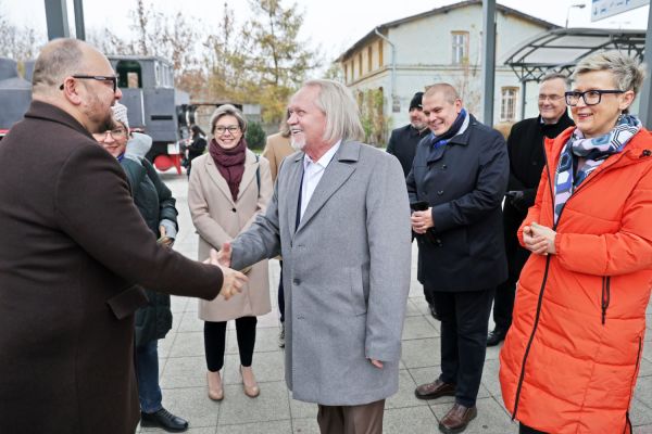 Otwarcie linii autobusowej nr 80 i przejazd władz UMK i Torunia (12.11.2024) [fot. Andrzej Romański] Kliknij, aby powiększyć zdjęcie