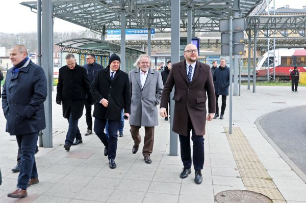 Otwarcie linii autobusowej nr 80 i przejazd władz UMK i Torunia (12.11.2024) [fot. Andrzej Romański] Kliknij, aby powiększyć zdjęcie