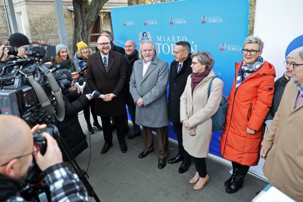 Otwarcie linii autobusowej nr 80 i przejazd władz UMK i Torunia (12.11.2024) [fot. Andrzej Romański] Kliknij, aby powiększyć zdjęcie