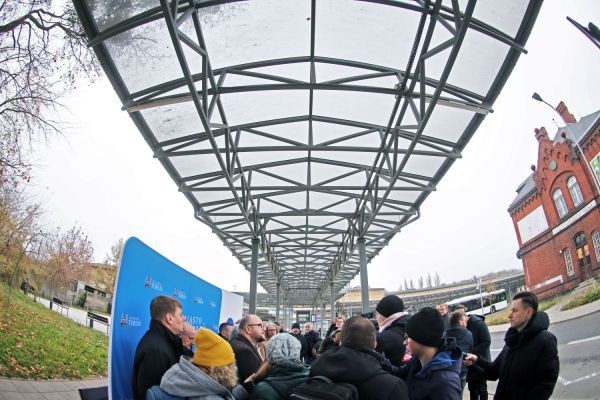 Otwarcie linii autobusowej nr 80 i przejazd władz UMK i Torunia (12.11.2024) [fot. Andrzej Romański] Kliknij, aby powiększyć zdjęcie