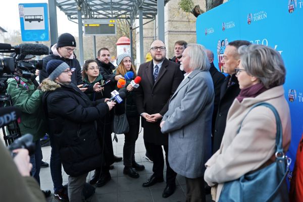 Otwarcie linii autobusowej nr 80 i przejazd władz UMK i Torunia (12.11.2024) [fot. Andrzej Romański] Kliknij, aby powiększyć zdjęcie