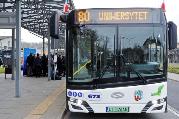 Otwarcie linii autobusowej nr 80 i przejazd władz UMK i Torunia (12.11.2024) [fot. Andrzej Romański] Kliknij, aby powiększyć zdjęcie