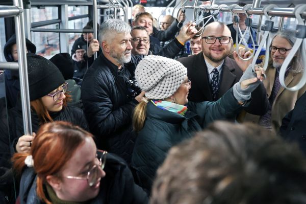 Otwarcie linii autobusowej nr 80 i przejazd władz UMK i Torunia (12.11.2024) [fot. Andrzej Romański] Kliknij, aby powiększyć zdjęcie